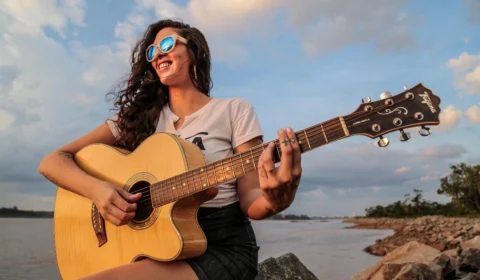 Cantora macuxi, Ana Lu, apresenta reggae autoral acústico, nesta quinta-feira (30)