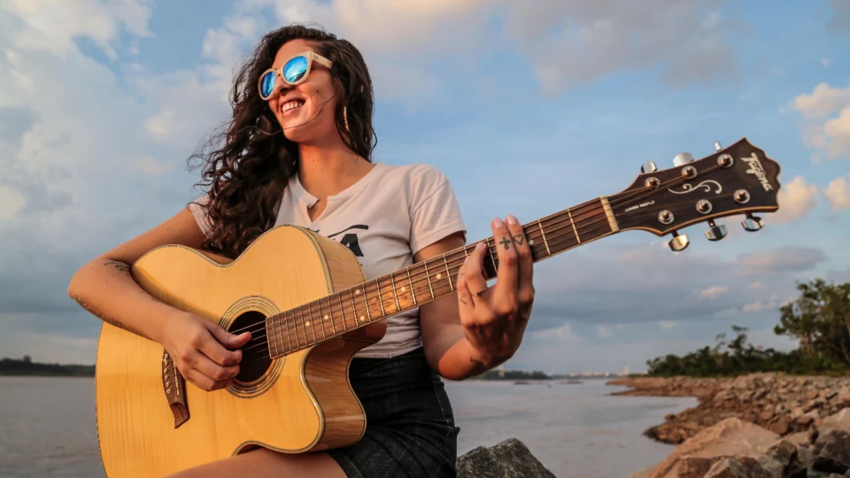 Cantora macuxi, Ana Lu, apresenta reggae autoral acústico, nesta quinta-feira (30)