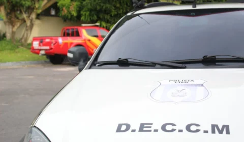 Homem é preso após espancar a companheira e empurrá-la de dentro do carro