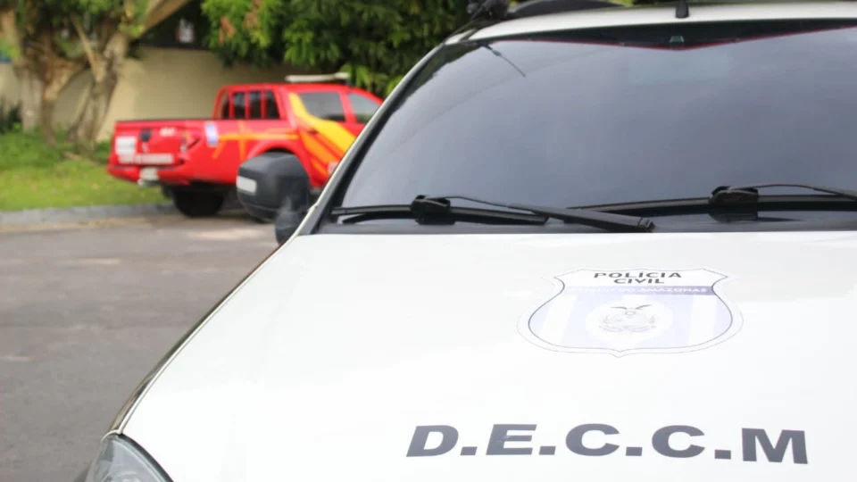 Homem é preso após espancar a companheira e empurrá-la de dentro do carro