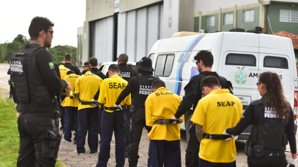 Mais 17 presos são transferidos para presídios federais