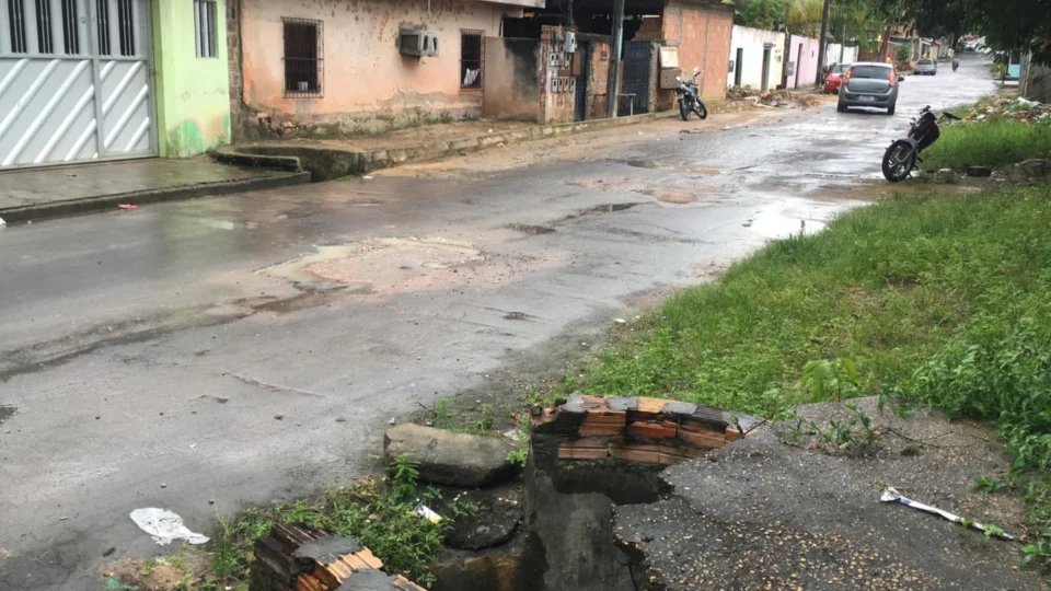 Falta de asfalto, bueiros abertos e lixeiras viciadas são a realidade de moradores no São José 3