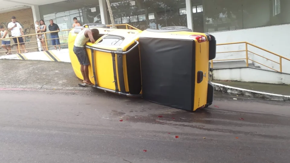 Motorista perde o controle e veículo capota durante retorno na Constantino Nery