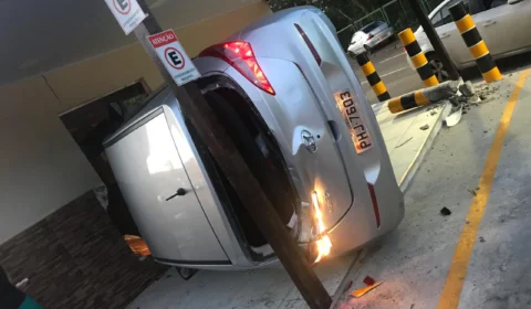 Mulher dorme ao volante e veículo invade restaurante