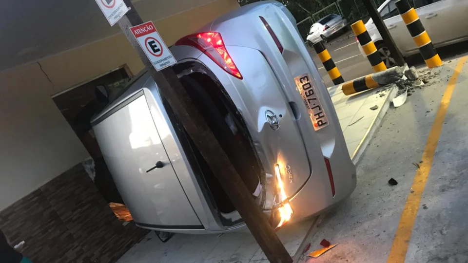 Mulher dorme ao volante e veículo invade restaurante