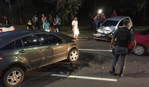Mulher fica ferida em grave acidente envolvendo dois carros na Ponta Negra