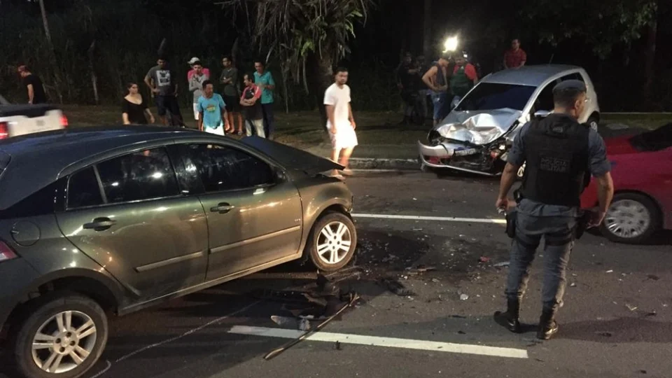 Mulher fica ferida em grave acidente envolvendo dois carros na Ponta Negra