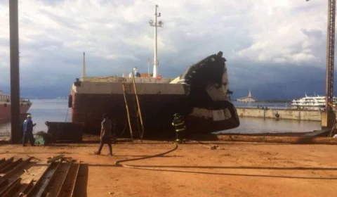 Duas pessoas morrem asfixiadas em balsa e 25 são levadas a hospital do AM