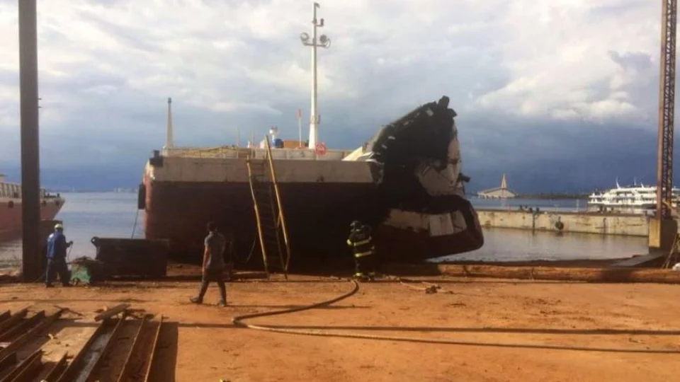 Duas pessoas morrem asfixiadas em balsa e 25 são levadas a hospital do AM