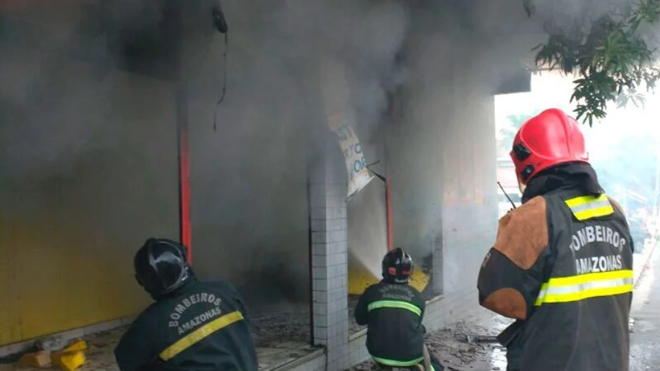 Fogo toma conta de apartamento em residencial no Santa Etelvina