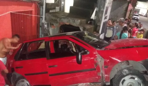 Carro capota com 5 pessoas e se choca contra residência, no bairro Zumbi 1