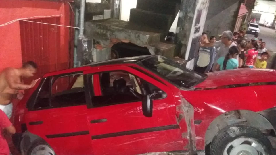 Carro capota com 5 pessoas e se choca contra residência, no bairro Zumbi 1