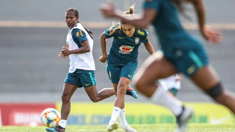 Seleção feminina treina completa para a Copa do Mundo na França