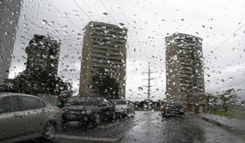 MANAUS | Forte chuva deixa ruas alagadas na tarde de hoje (04.10)