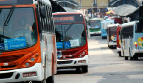 Trabalhadores do transporte coletivo sinalizam possível greve nesta sexta-feira (24); entenda