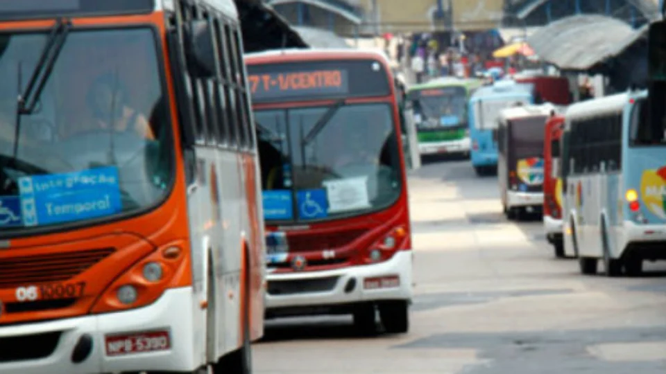 Trabalhadores do transporte coletivo sinalizam possível greve nesta sexta-feira (24); entenda
