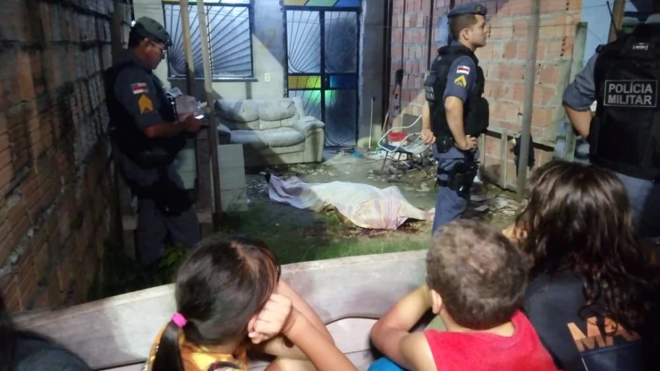 Homem é perseguido por dupla de motoqueiros e assassinado ao estacionar o carro