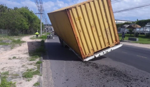 Carreta tomba e deixa trânsito prejudicado no Distrito Industrial