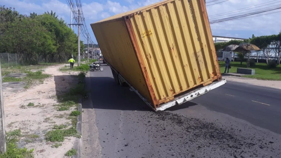 Carreta tomba e deixa trânsito prejudicado no Distrito Industrial