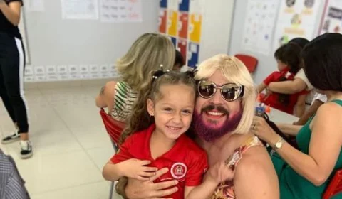 Pai viúvo se veste de mulher para acompanhar festa de ‘Dia das Mães’ com a filha