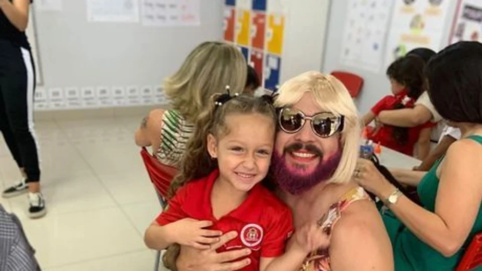 Pai viúvo se veste de mulher para acompanhar festa de ‘Dia das Mães’ com a filha