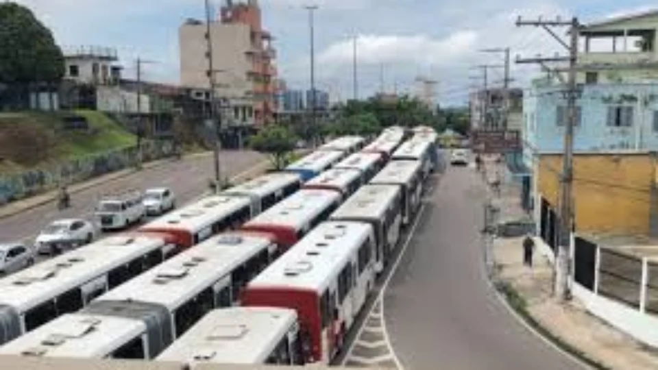 Rodoviários suspendem greve de ônibus nesta sexta; saiba o porquê