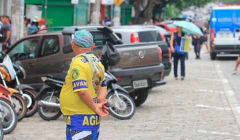 Guardadores de veículos do Educandos recebem novas regras feitas pela PM e PAC