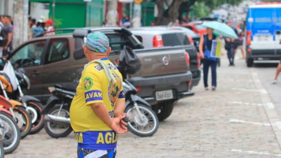Guardadores de veículos do Educandos recebem novas regras feitas pela PM e PAC