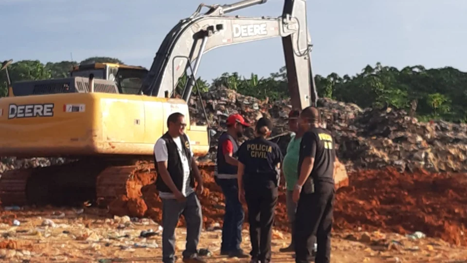 Polícia prende empresário por furtar frangos descartados em aterro sanitário