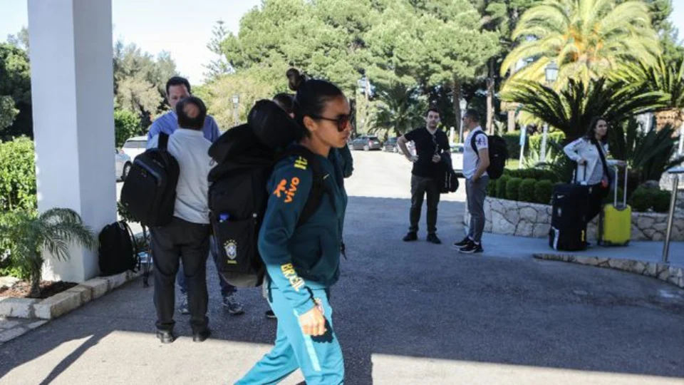 Seleção feminina chega a Portugal, onde treina para Copa da França