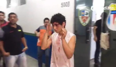 Homem é espancado por populares após roubar moto e cair durante a fuga