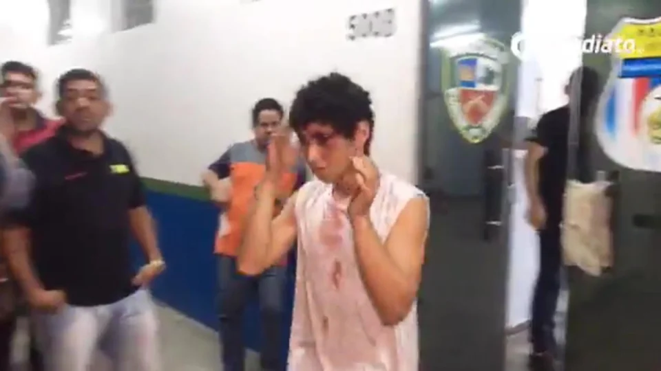 Homem é espancado por populares após roubar moto e cair durante a fuga