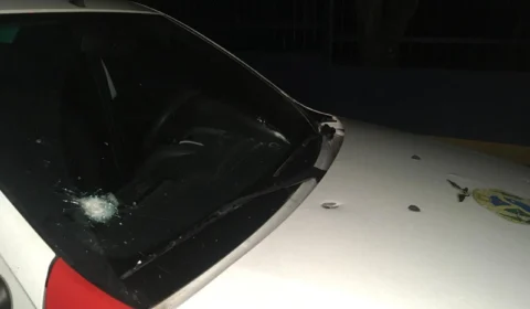 Bandidos trocam tiros de fuzil contra viatura da polícia militar