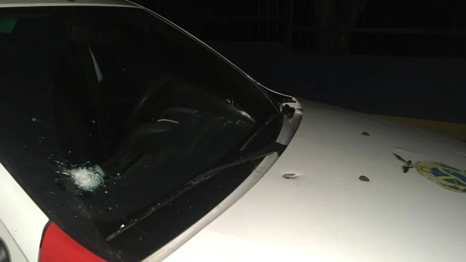 Bandidos trocam tiros de fuzil contra viatura da polícia militar