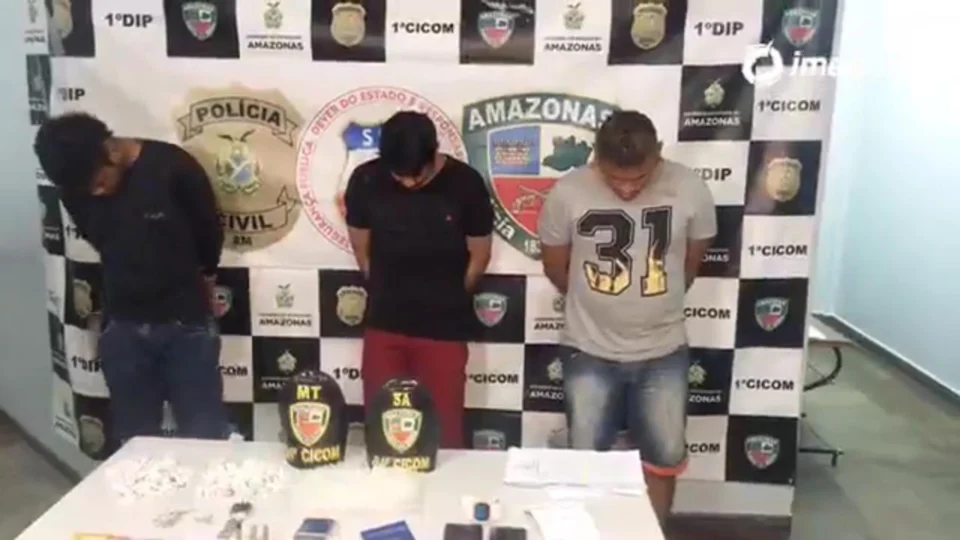 Homens são presos com drogas e material para o tráfico, no Centro de Manaus