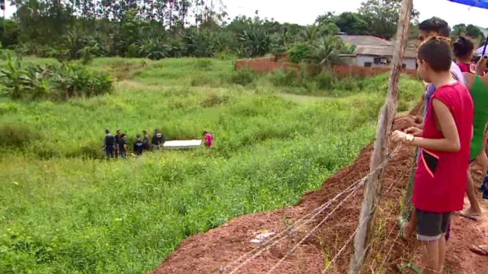 Com mais de 10 facadas, adolescente é encontrado morto em matagal