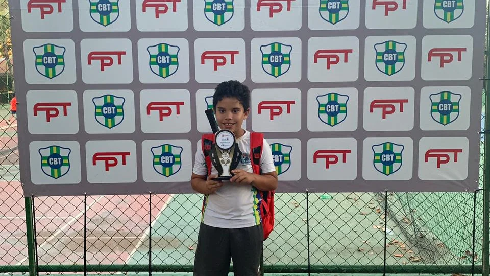 Em Londrina, tenista amazonense de 9 anos conquista título internacional