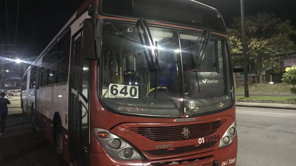 Assaltantes armados invadem ônibus da linha 640 e realizam arrastão na estrada do aeroporto
