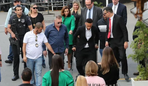 Neymar chega para depor em delegacia de São Paulo