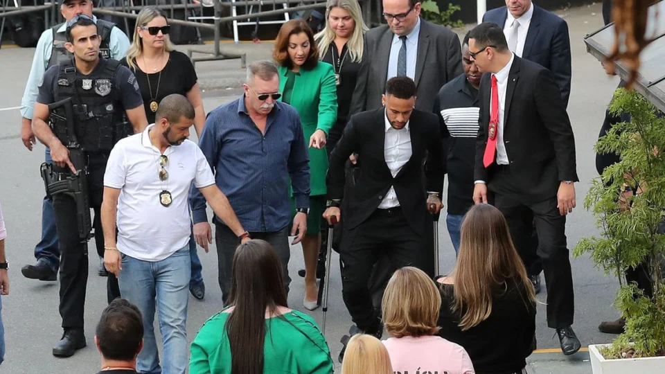 Neymar chega para depor em delegacia de São Paulo