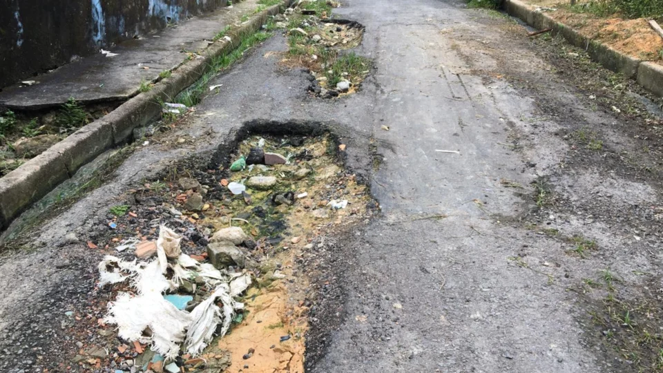 Buracos e falta de asfalto refletem falta de ônibus e de policiamento no bairro Monte Pascoal