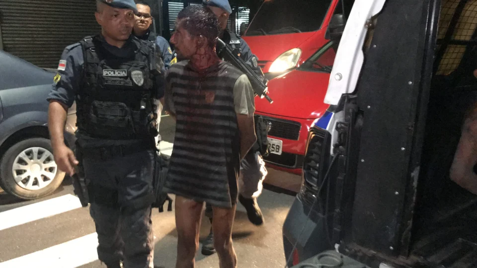 Bandidos que iriam realizar assalto a ônibus da linha 560, são presos e espancado pela população