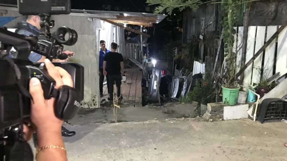Mulher perde controle de veículo e invade residência no São Jorge – Uma jovem morreu durante o acidente
