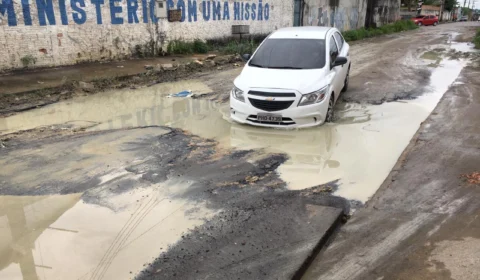 Alagados em meio a lama e sem asfalto, moradores do Monte Pascoal pedem socorro