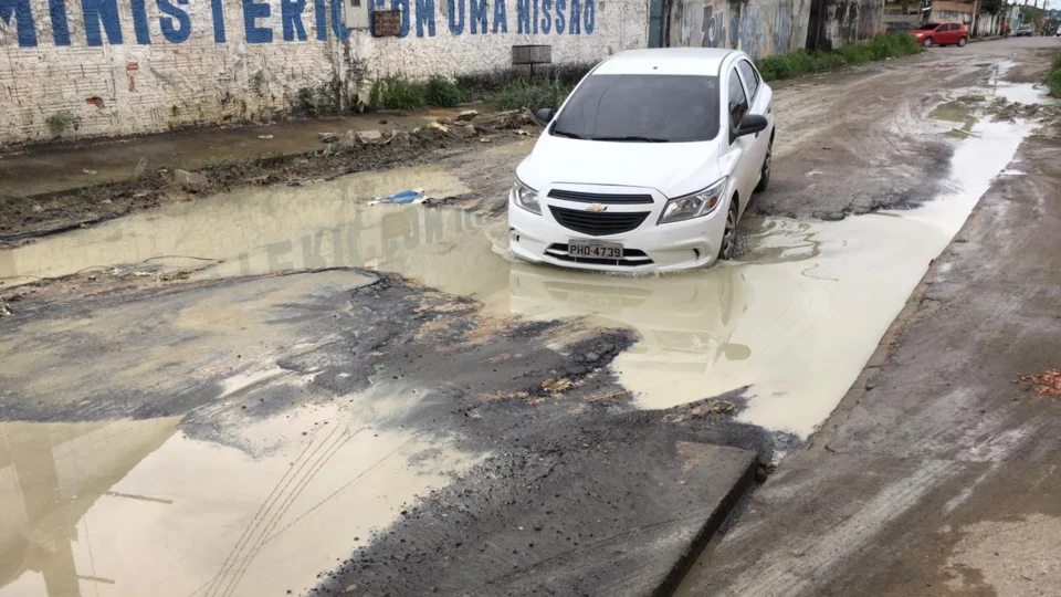 Alagados em meio a lama e sem asfalto, moradores do Monte Pascoal pedem socorro