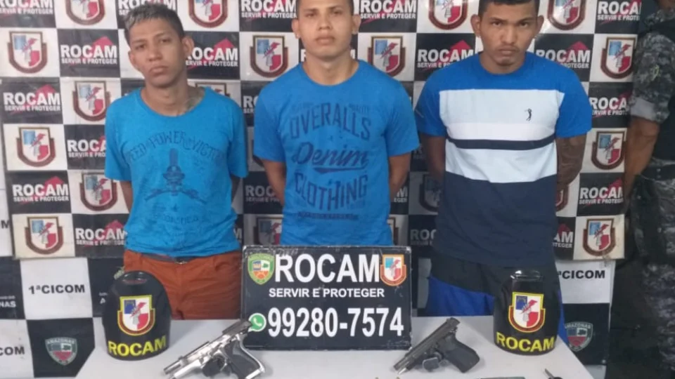 Rocam prende homens comercialzando armas de fogo em estacionamento de supermercado