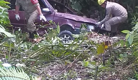 Motorista tenta ultrapassar veículo e acaba tombando na AM-010
