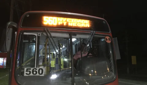 Assaltantes ameaçam matar passageiros durante assalto a linha 560 na estrada do aeroporto