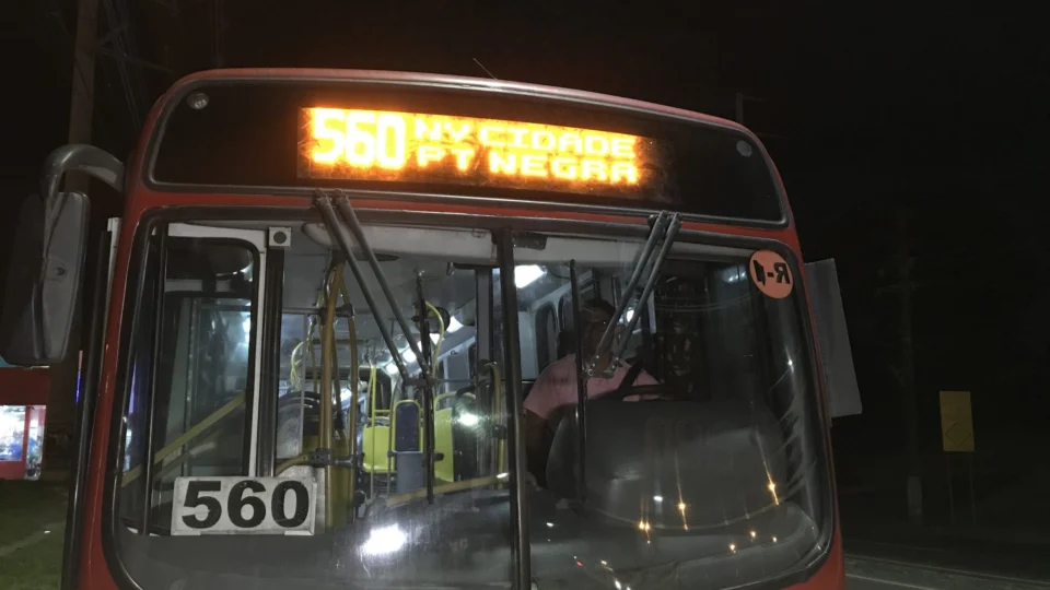 Assaltantes ameaçam matar passageiros durante assalto a linha 560 na estrada do aeroporto