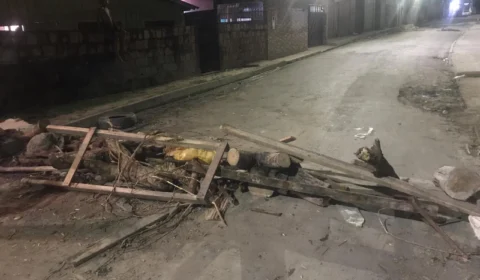 Moradores são abandonados pela prefeitura e pedem que obra seja concluída